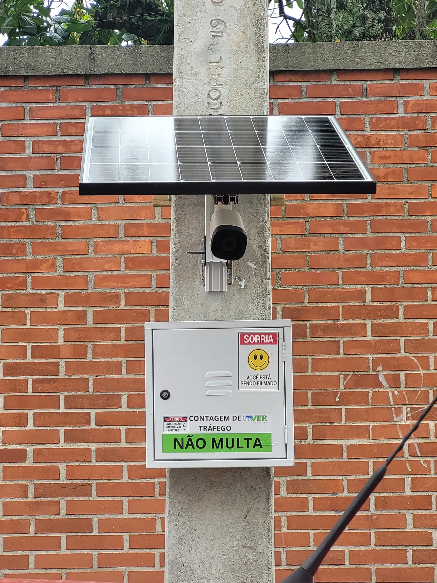 Câmera com painel solar instalada em poste