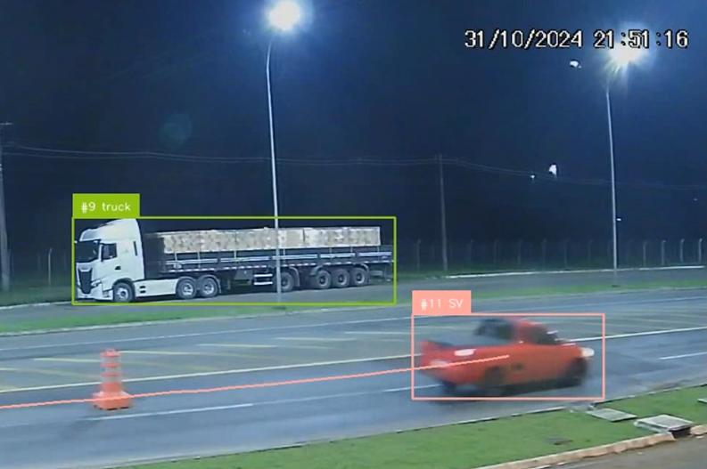 Visão noturna por infravermelho detectando veículos